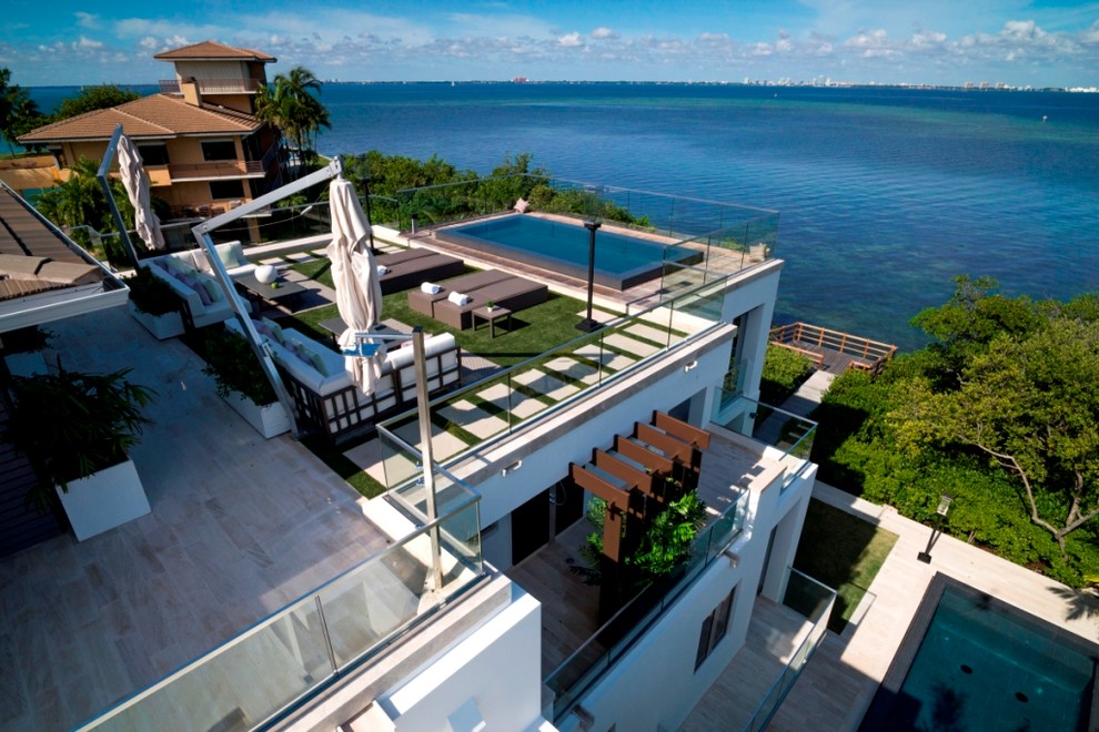 Contemporary deck in Miami.