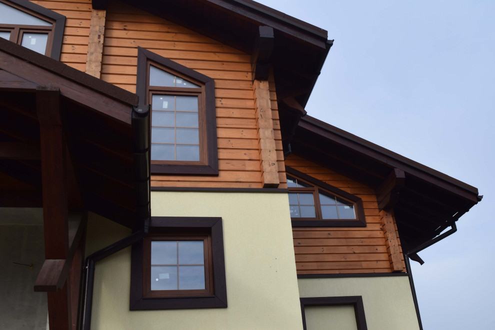 Источник вдохновения для домашнего уюта: большой, двухэтажный, разноцветный дом в современном стиле с комбинированной облицовкой, двускатной крышей, черепичной крышей, коричневой крышей и отделкой планкеном