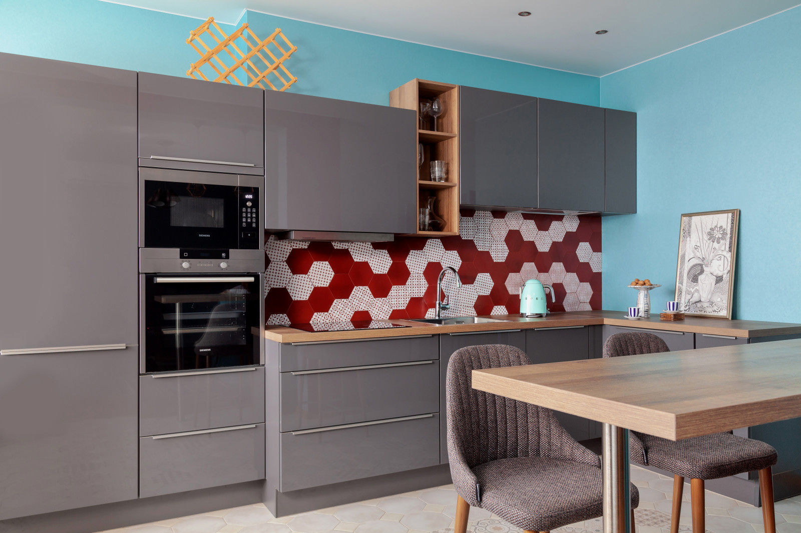 Купание красного коня.Кухонная зона.