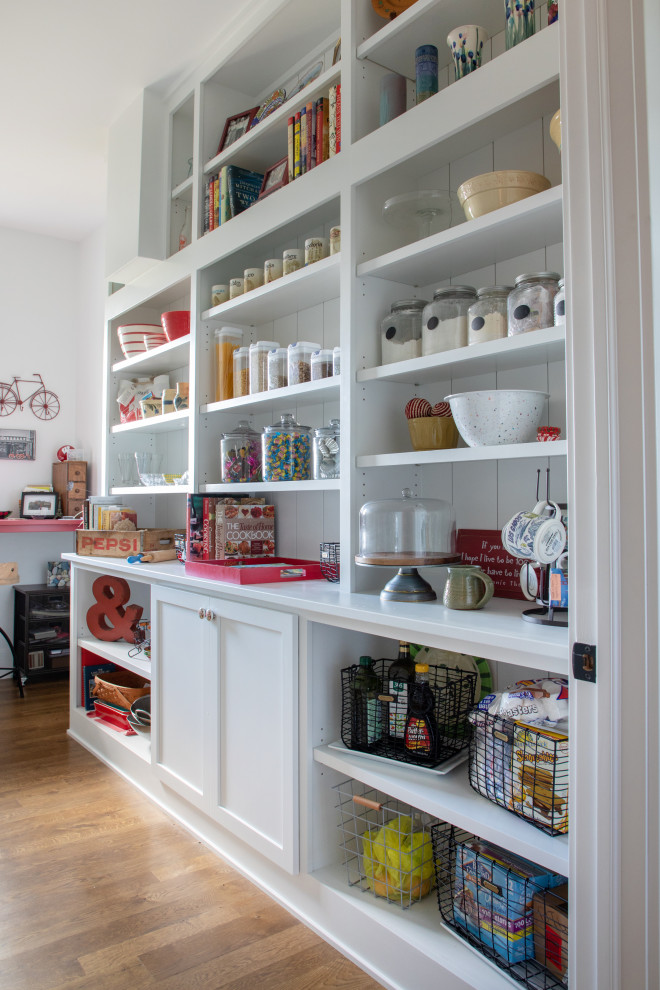 ミルウォーキーにある高級な広いトランジショナルスタイルのおしゃれなキッチン (オープンシェルフ、白いキャビネット、木材カウンター、白いキッチンパネル、塗装板のキッチンパネル、無垢フローリング、アイランドなし、白いキッチンカウンター) の写真
