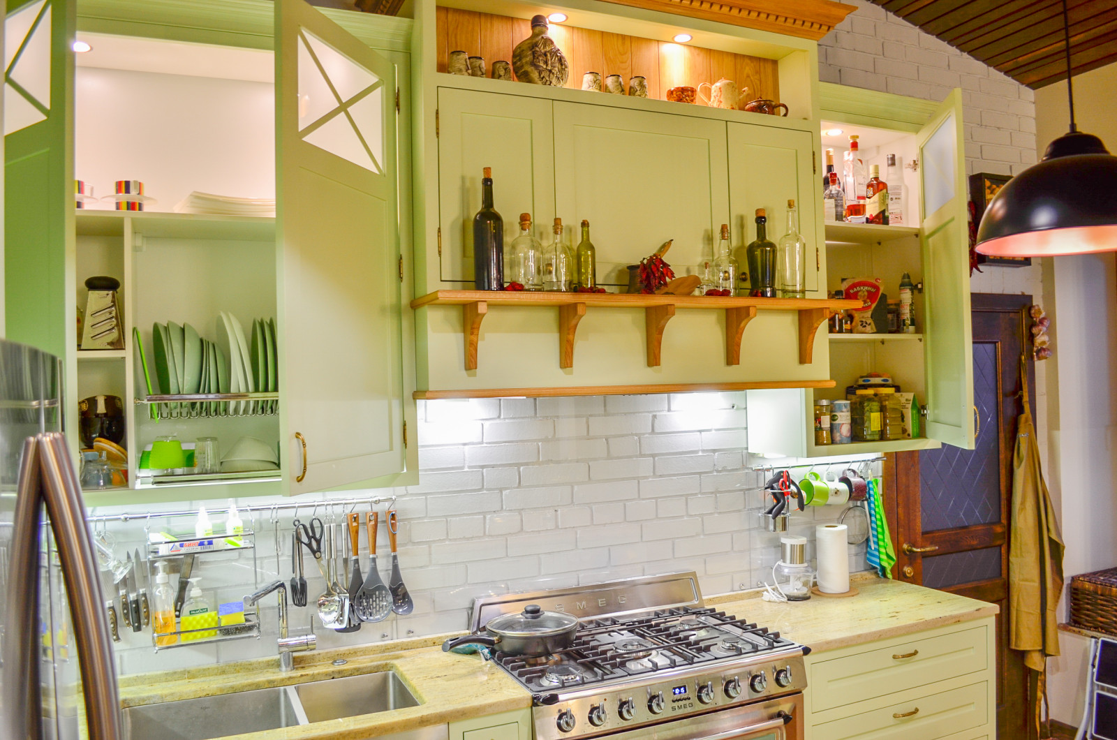 Нежно-зеленая кухня в американском стиле с островом