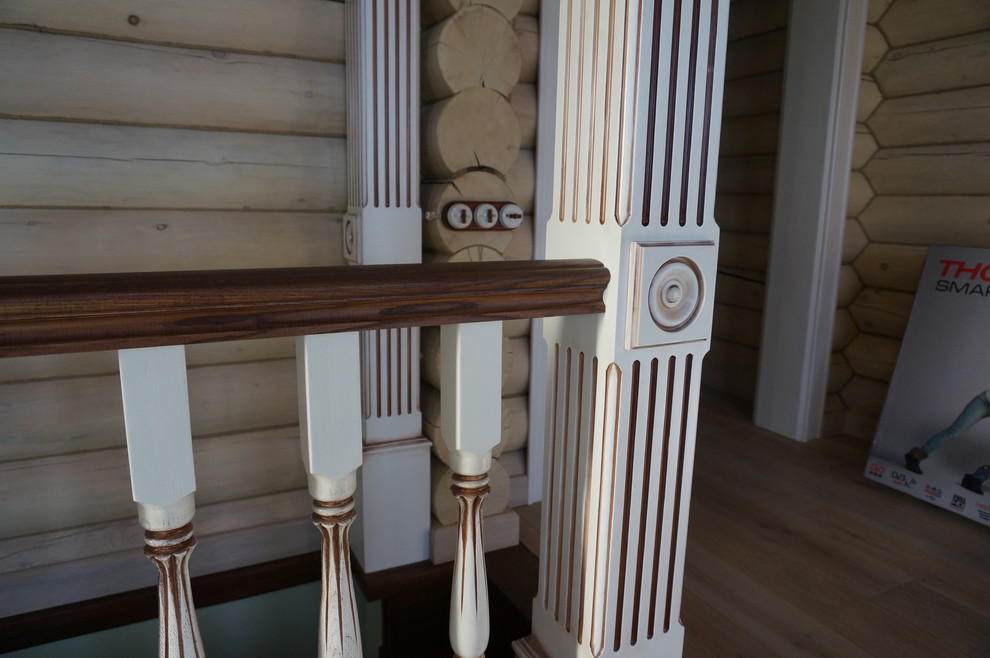 ЛЕСТНИЦА ИЗ ДУБА (ЭМАЛЬ В ЧАСТНОМ БРЕВЕНЧАТОМ КОТЕДЖЕ