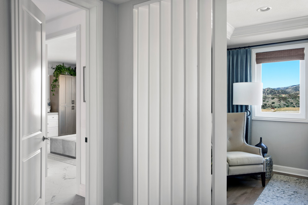 Exempel på en stor klassisk entré, med klinkergolv i porslin, en enkeldörr, en vit dörr och vitt golv