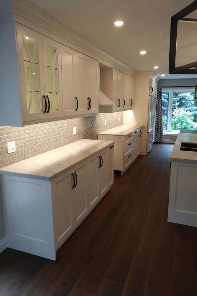 Example of a transitional kitchen design in Toronto