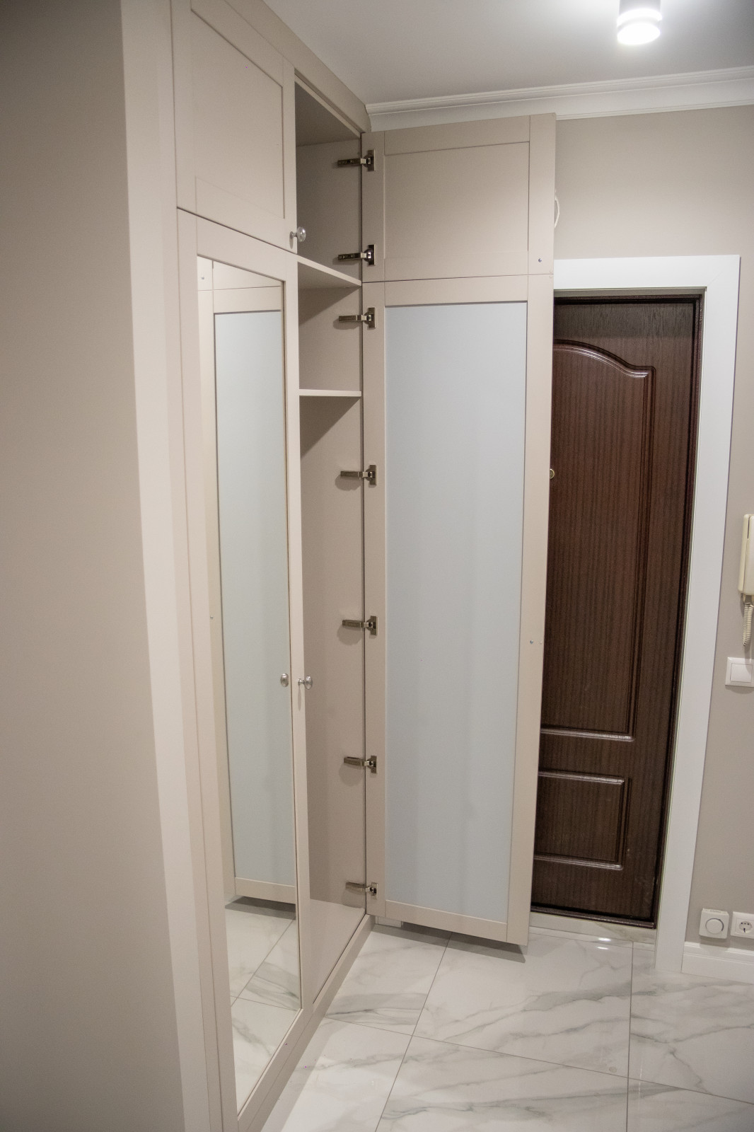 Шкафы (распашные) в прихожую в ниши