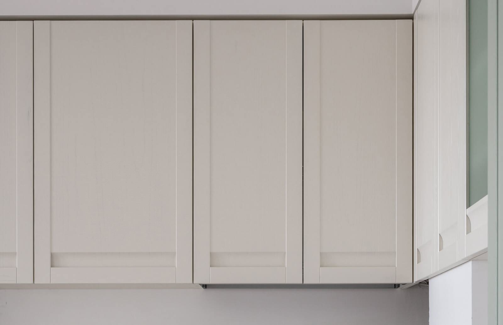 Кухня Натали из массива ясеня в цвете Авалон и Космик Латте от дизайнера