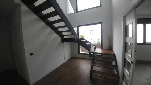 ESCALERA SUSPENDIDA modern-staircase