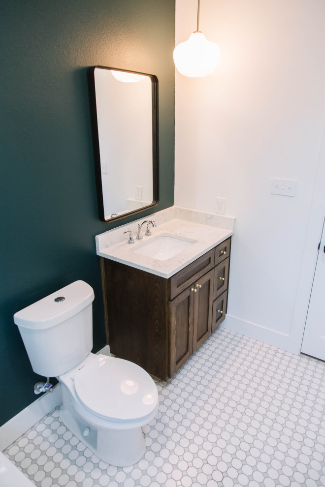 Esempio di una piccola stanza da bagno minimal con ante beige, WC monopezzo, pareti verdi, pavimento con piastrelle in ceramica, lavabo integrato, top bianco, un lavabo e mobile bagno incassato