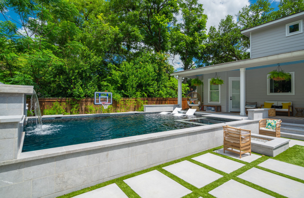 Diseño de piscina clásica renovada grande rectangular en patio trasero con suelo de baldosas
