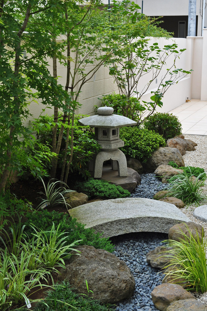 This is an example of a beach style garden in Tokyo.