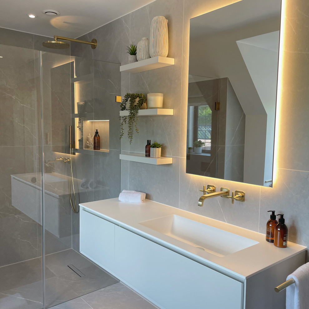Idéer för att renovera ett funkis en-suite badrum, med en öppen dusch, grå kakel, ett nedsänkt handfat och dusch med gångjärnsdörr