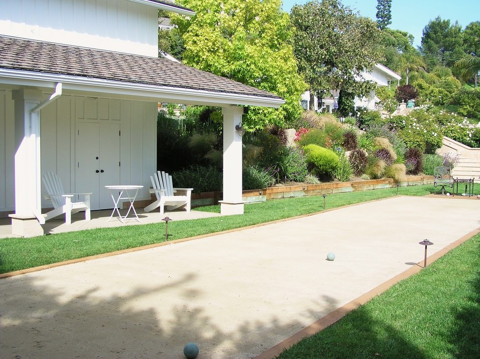 This is an example of a traditional backyard garden in Los Angeles.