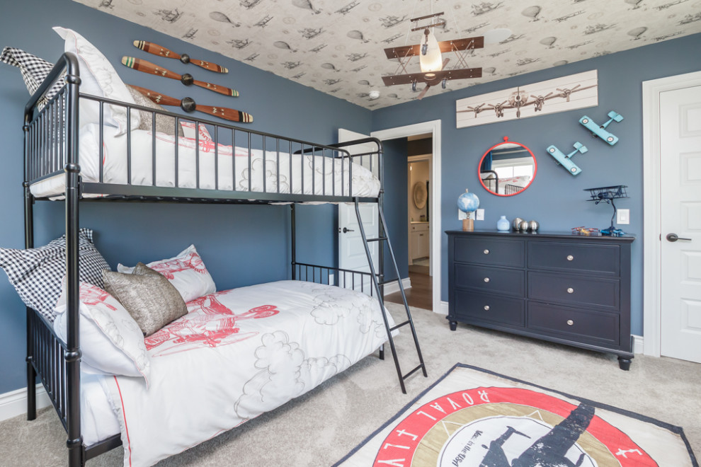 Idéer för att renovera ett mellanstort vintage pojkrum kombinerat med sovrum och för 4-10-åringar, med blå väggar, heltäckningsmatta och grått golv
