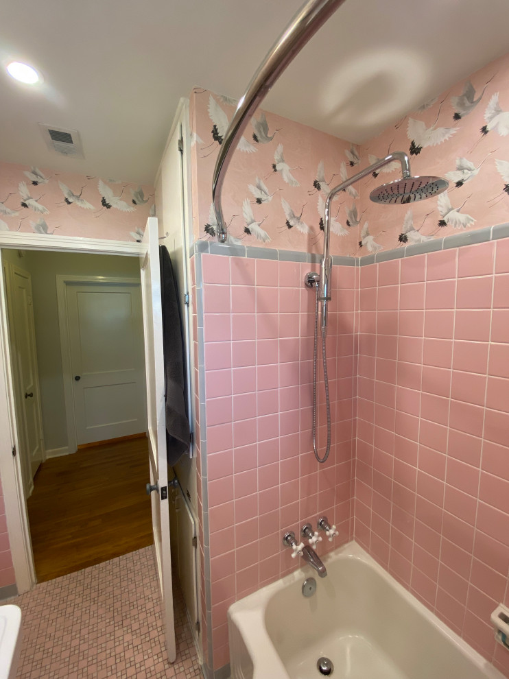 Foto di una piccola stanza da bagno chic con vasca ad alcova, piastrelle rosa, piastrelle in ceramica, pareti rosa, pavimento con piastrelle in ceramica, pavimento rosa e carta da parati