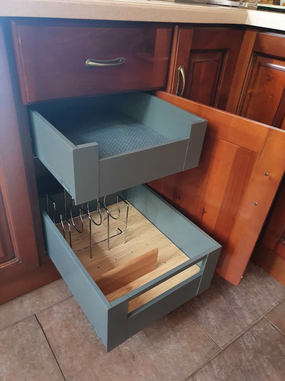 Лоток-вставка с металлическими держателями для посуды