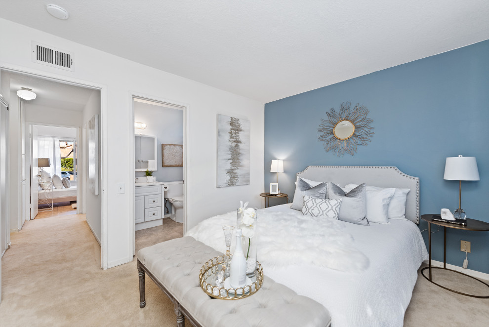 Идея дизайна: хозяйская спальня среднего размера в стиле модернизм с синими стенами, ковровым покрытием и бежевым полом