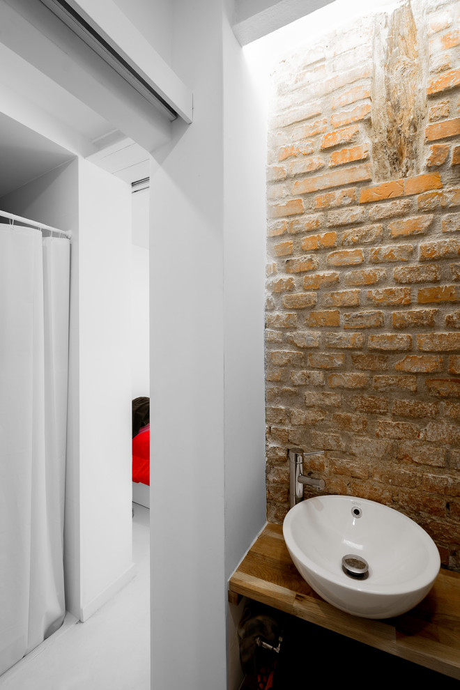 Idée de décoration pour une salle de bain principale urbaine de taille moyenne avec un placard sans porte, des portes de placard blanches, un mur blanc, une vasque, un plan de toilette en bois, un sol blanc, un plan de toilette marron et meuble simple vasque.