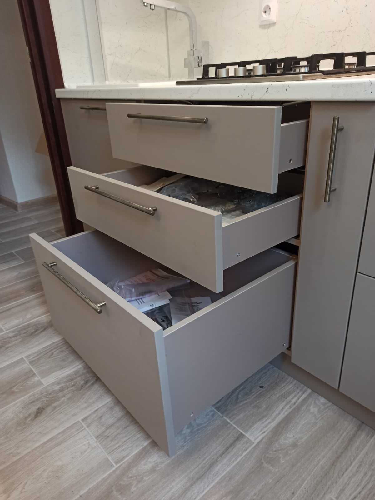 Небольшая кухня в бежевых тонах с комодом