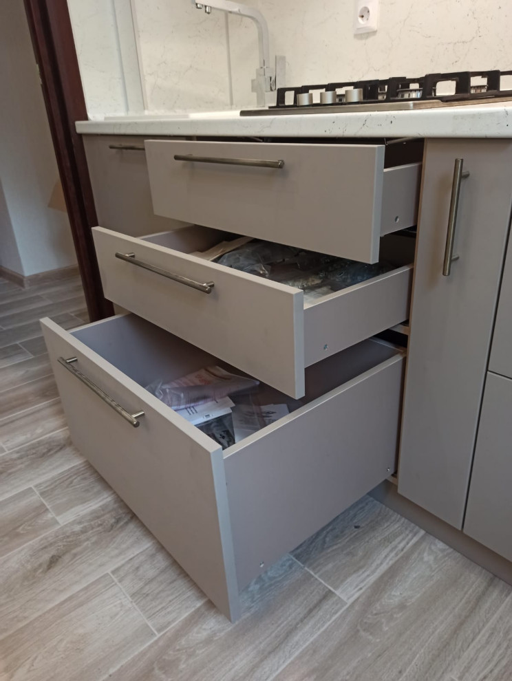 Небольшая кухня в бежевых тонах с комодом