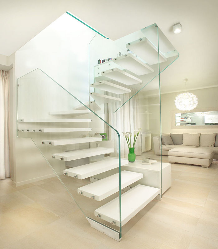 Красота и изящество лестниц на больцах со стеклом