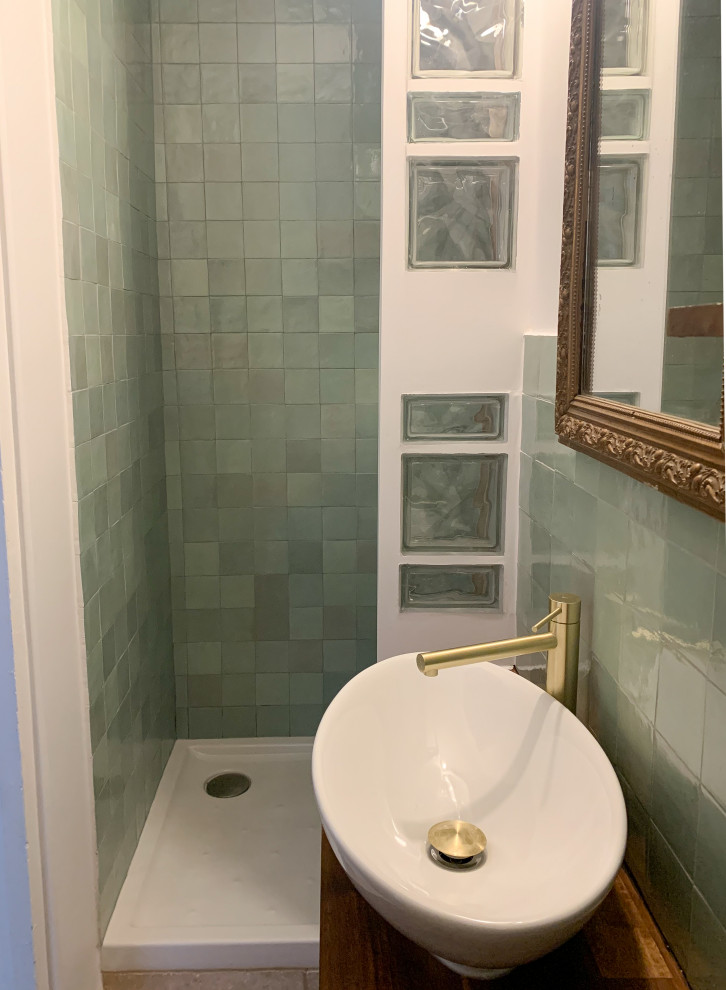 Inredning av ett 50 tals litet badrum med dusch, med en öppen dusch, en vägghängd toalettstol, grön kakel, keramikplattor, vita väggar, travertin golv, ett fristående handfat, träbänkskiva och beiget golv