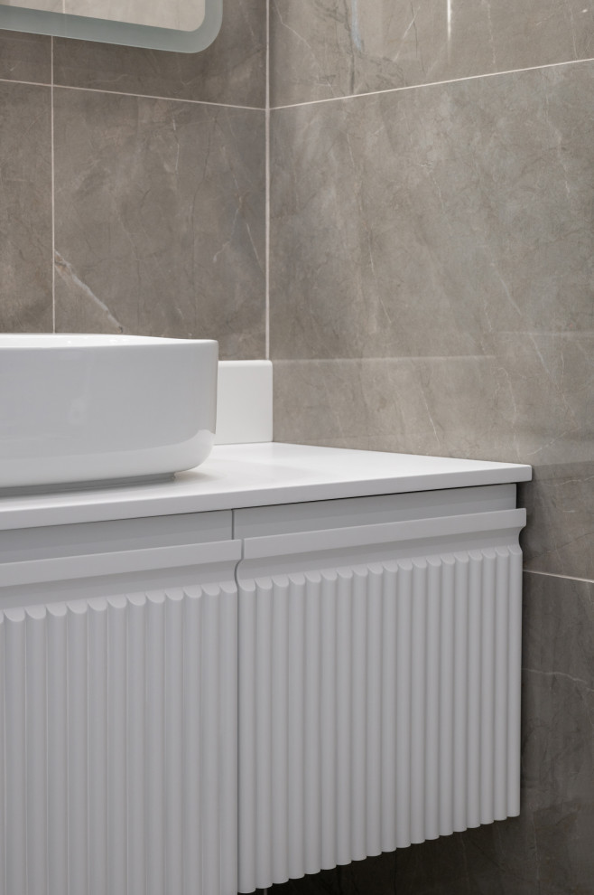 Immagine di una stanza da bagno design di medie dimensioni con lavabo a bacinella