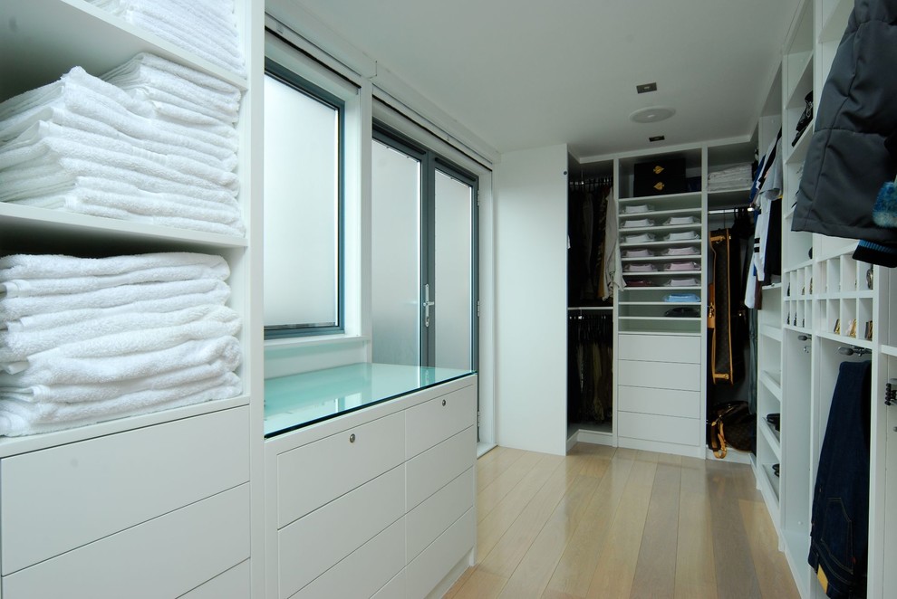 Inspiration for a contemporary storage and wardrobe in Berkshire.