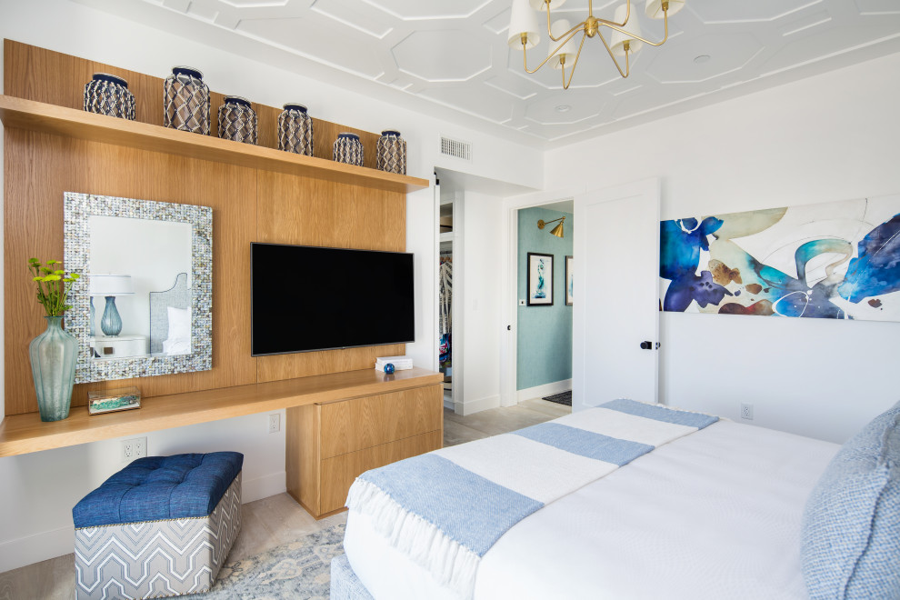 Foto de dormitorio principal costero con paredes blancas, suelo de madera clara y madera