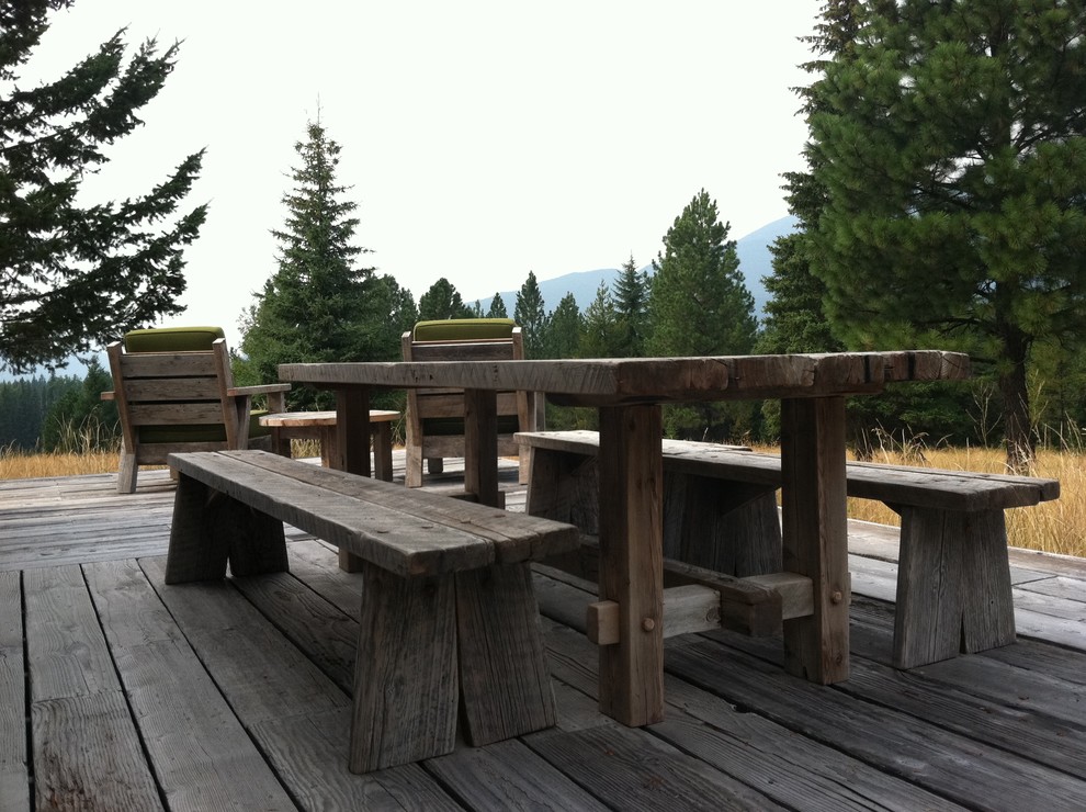 Mid-sized mountain style side porch photo with decking