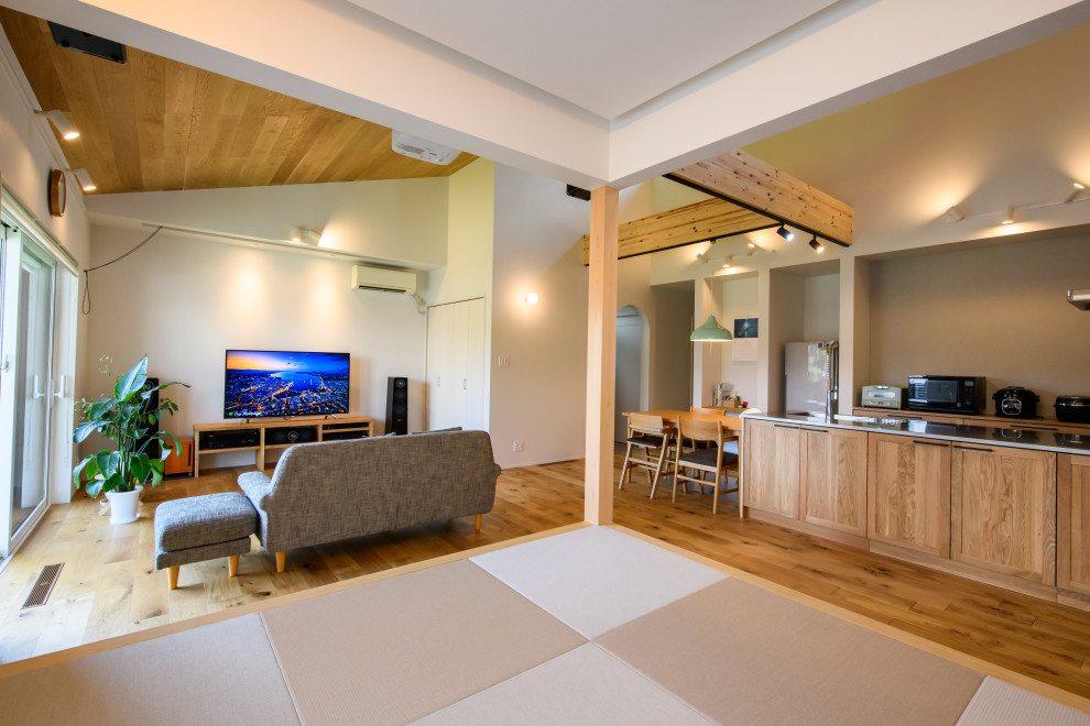 Cette photo montre un salon moderne ouvert avec un mur blanc, un sol de tatami, un sol beige, un plafond en papier peint et du lambris de bois.