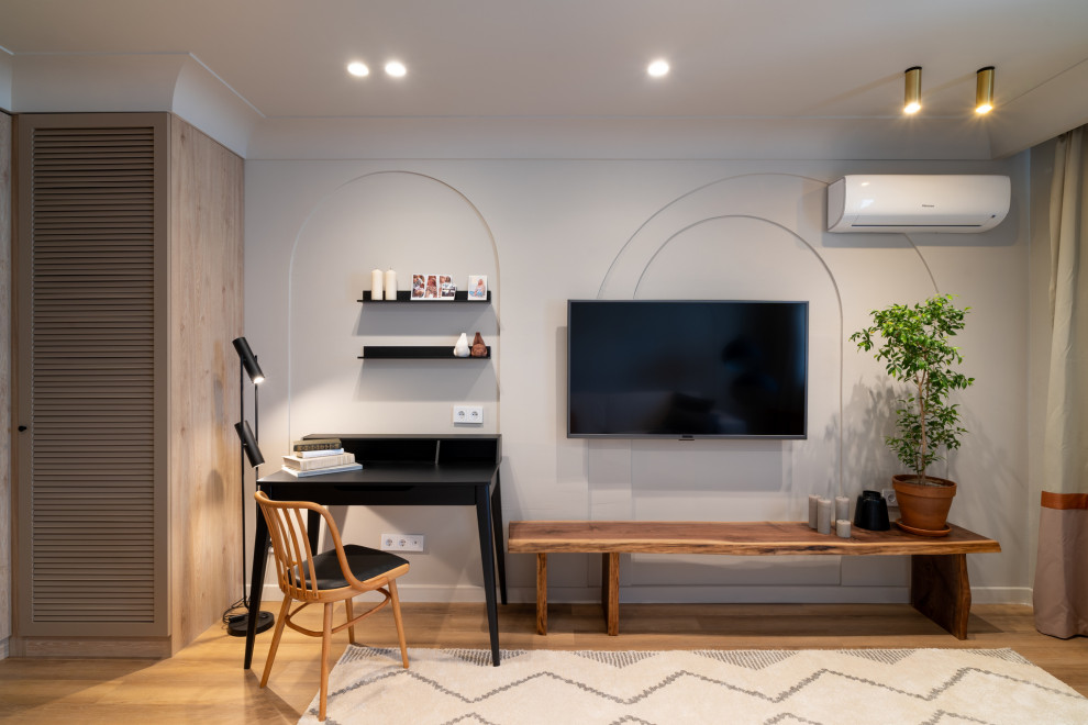 Солнце, арки и осиное гнездо в гостиной