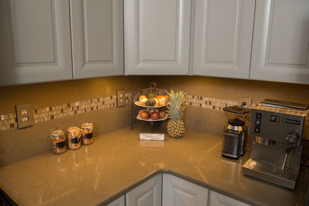 Kitchen - transitional kitchen idea