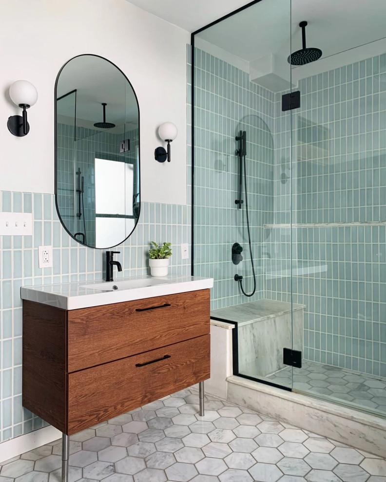 Пример оригинального дизайна: ванная комната в современном стиле с керамической плиткой