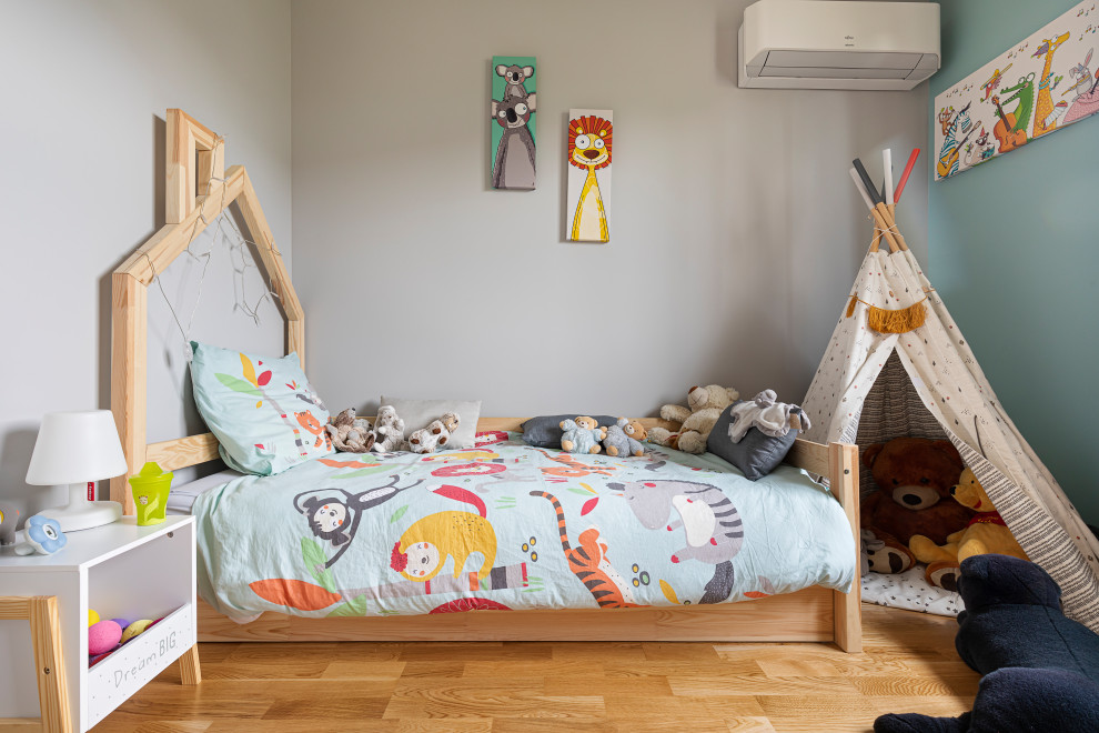 Источник вдохновения для домашнего уюта: нейтральная детская в современном стиле с спальным местом, серыми стенами, паркетным полом среднего тона и коричневым полом