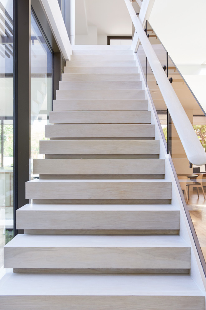 Идея дизайна: большая прямая деревянная лестница в современном стиле с деревянными ступенями и деревянными перилами