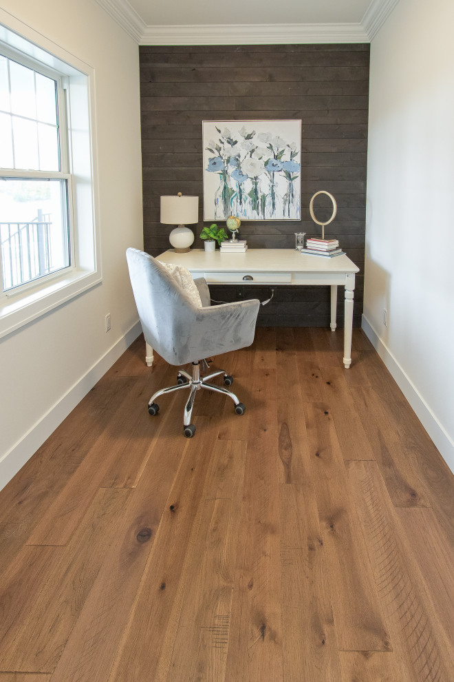 Foto de despacho clásico renovado con paredes blancas, suelo de madera clara, escritorio independiente y suelo marrón