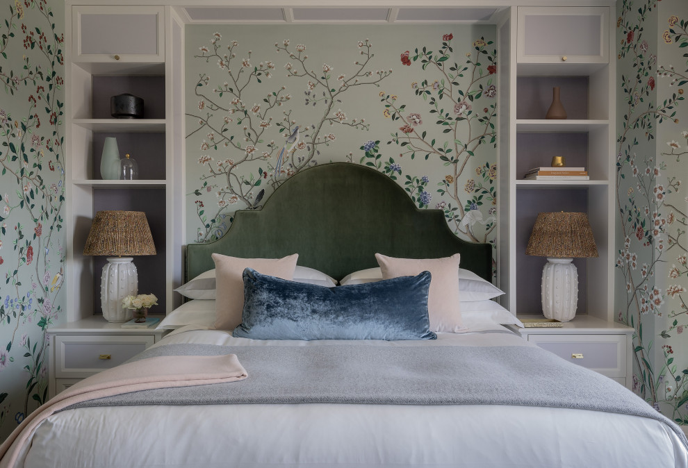 Modelo de dormitorio principal de tamaño medio con paredes verdes, suelo de madera en tonos medios, suelo gris y papel pintado