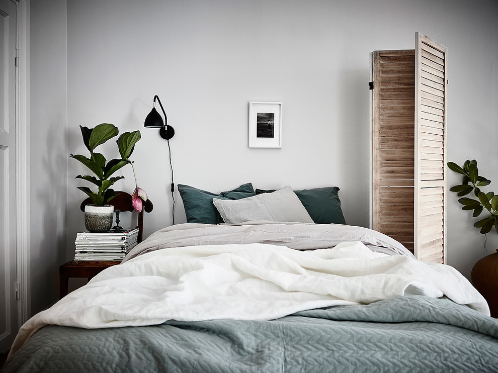 This is an example of a scandinavian bedroom in Gothenburg.