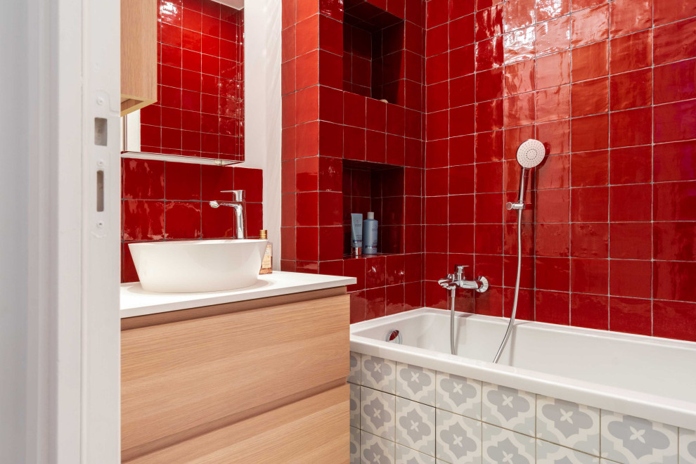 Small traditional master bathroom in Paris with flat-panel cabinets, light wood cabinets, a drop-in tub, red tile, terra-cotta tile, ceramic floors, a drop-in sink, laminate benchtops, grey floor, white benchtops, a single vanity and white walls.