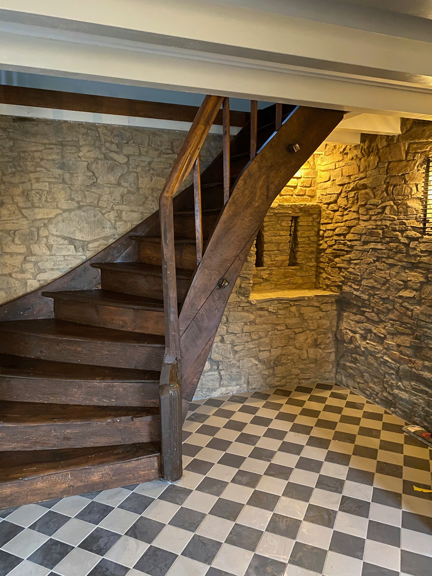Alte Treppe mit Bruchsteinmauerwerk, beides saniert