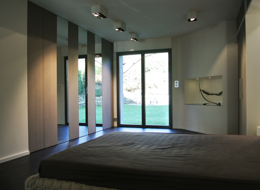 Design ideas for a contemporary bedroom in Nancy.