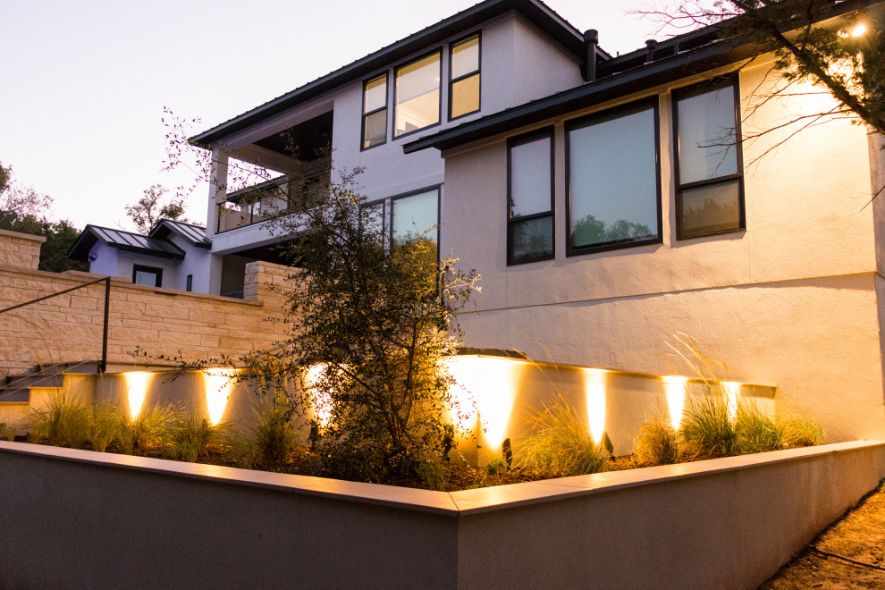 Idee per un grande giardino minimalista esposto in pieno sole dietro casa in estate con pacciame