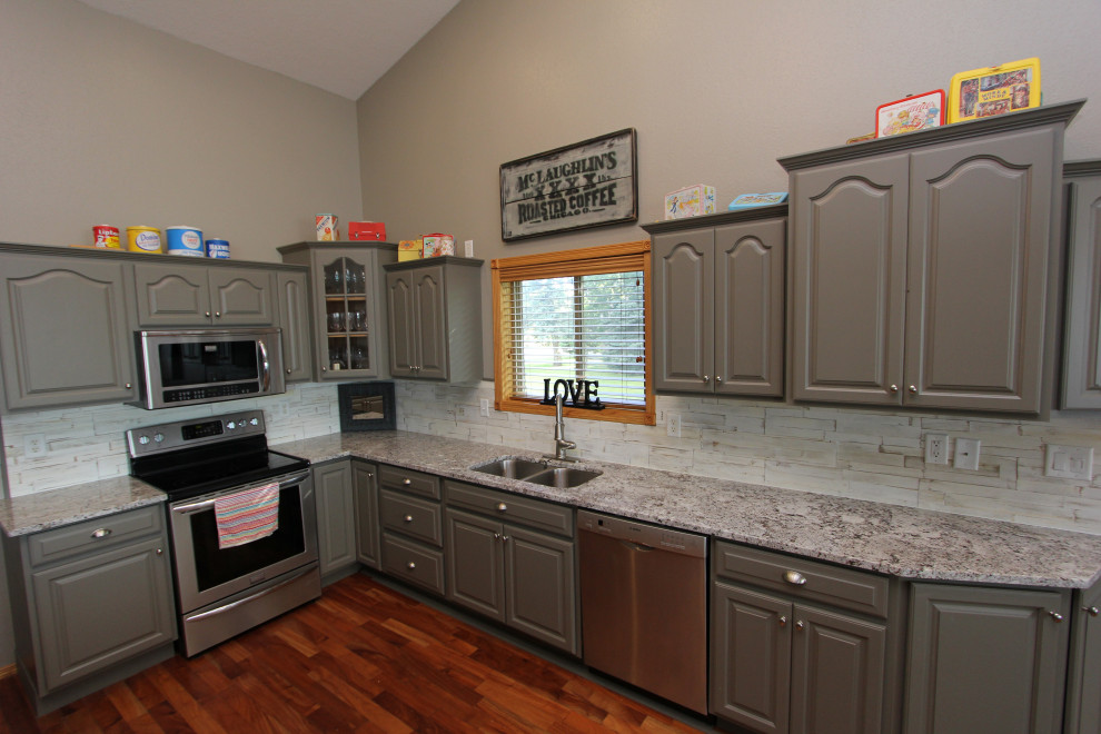 Example of a transitional kitchen design in Minneapolis