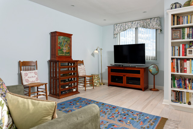 Nature's Beauty Inspires a Condo Refresh klassisch-wohnzimmer