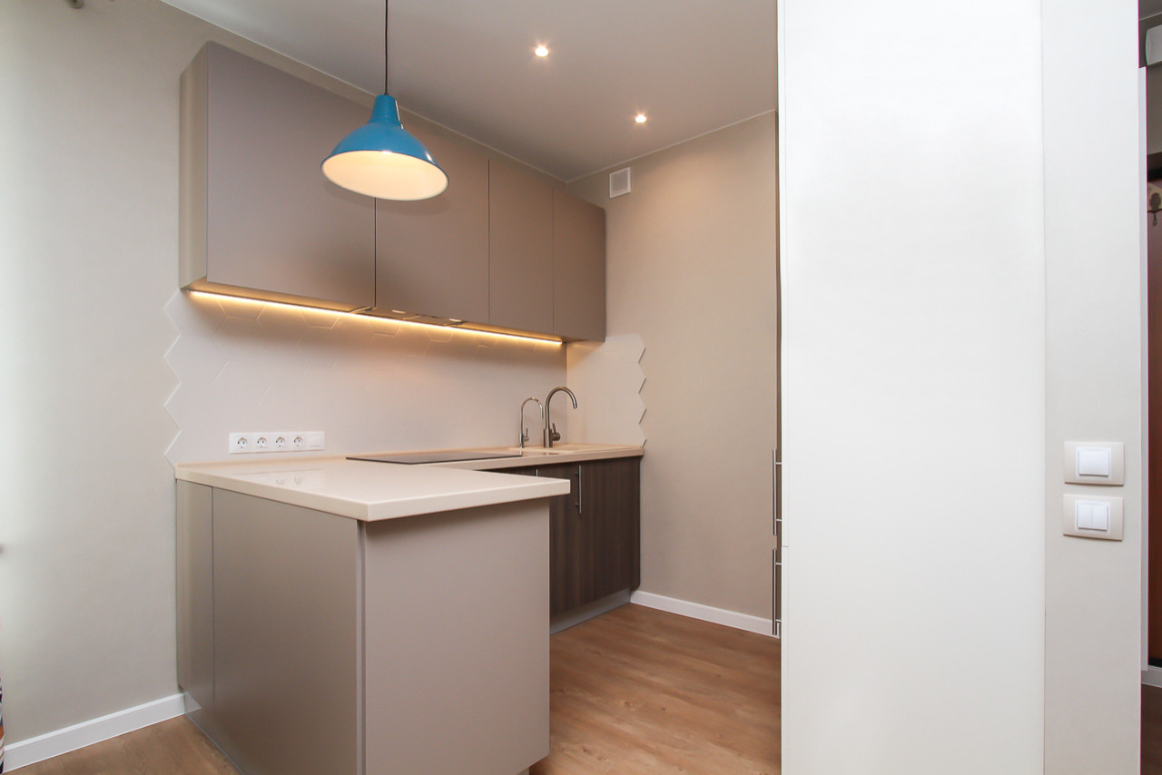 Квартира в современном стиле с яркими цветовыми акцентами.