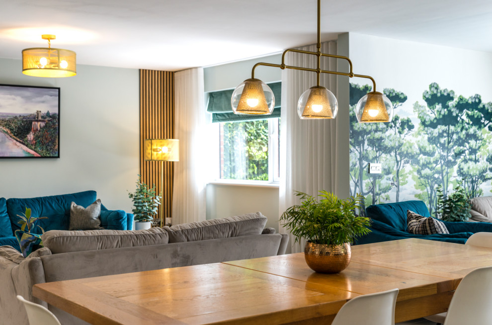 Mittelgroßes, Offenes Modernes Wohnzimmer in grau-weiß mit Hausbar, grüner Wandfarbe, Keramikboden, Multimediawand, grauem Boden und Tapetenwänden in Sonstige