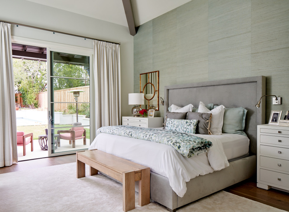 Klassisches Hauptschlafzimmer mit braunem Holzboden, gewölbter Decke und Tapetenwänden in Austin