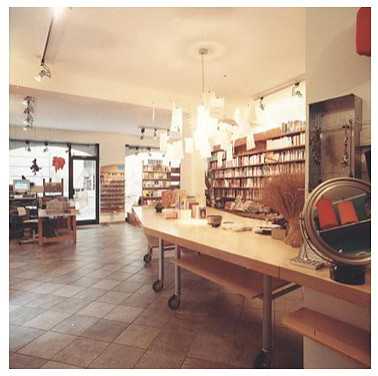 Uno spazio con più funzioni: negozio, libreria, centro riunioni