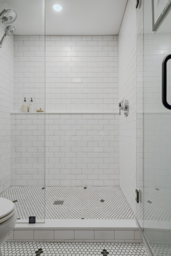 На фото: маленькая детская ванная комната в классическом стиле с душем в нише, унитазом-моноблоком, белой плиткой, плиткой кабанчик, серыми стенами, полом из мозаичной плитки, раковиной с пьедесталом, белым полом, душем с распашными дверями, нишей, тумбой под одну раковину и напольной тумбой для на участке и в саду с