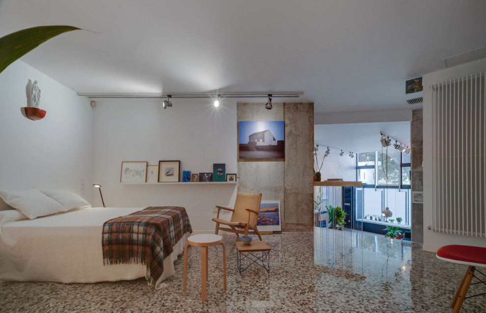 Ejemplo de dormitorio tipo loft bohemio con paredes blancas y suelo beige